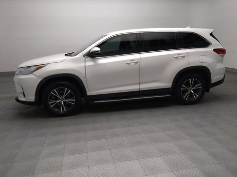 Used 2019 Toyota Highlander Plus FWD image 2