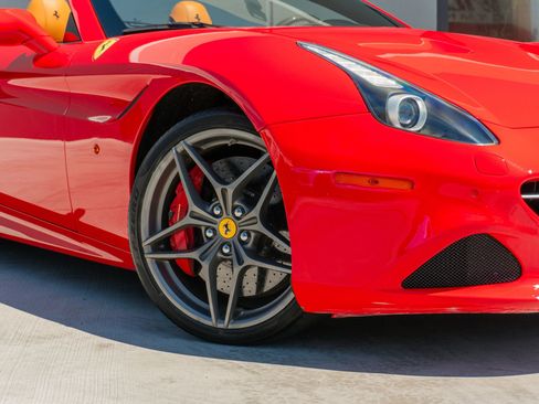 Used 2017 Ferrari California T image 33