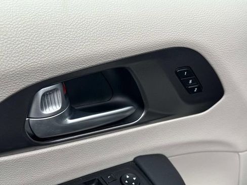 Used 2024 Chrysler Pacifica Touring-L FWD image 11