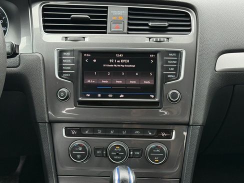 Used 2016 Volkswagen e-Golf SE image 21