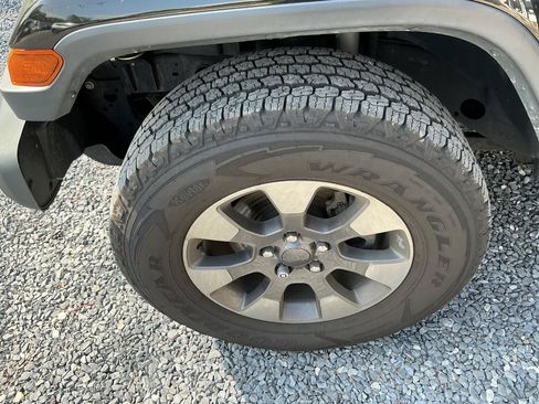 Used 2018 Jeep Wrangler Unlimited Sahara w/ Dual Top Group AWD/4WD image 26