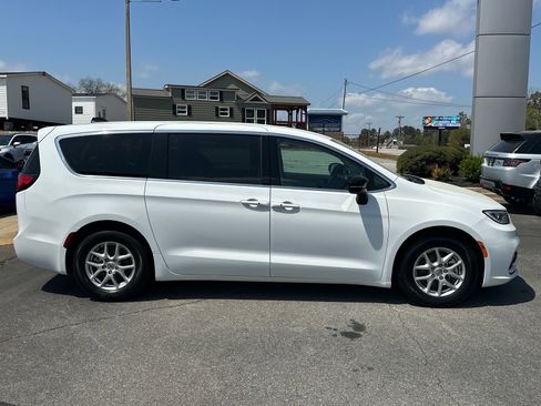 Used 2024 Chrysler Pacifica Touring-L image 2