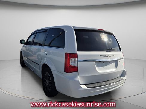 Used 2014 Chrysler Town & Country S FWD image 6