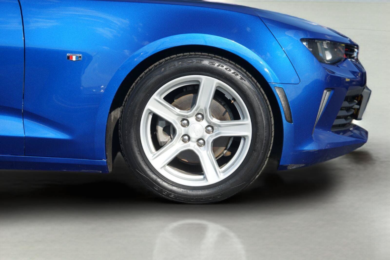 Used 2018 Chevrolet Camaro LT RWD image 4