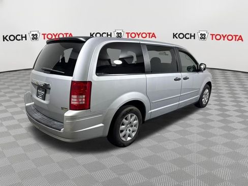 Used 2008 Chrysler Town & Country LX FWD image 8