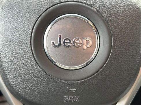 Certified 2022 Jeep Grand Cherokee Laredo X image 29