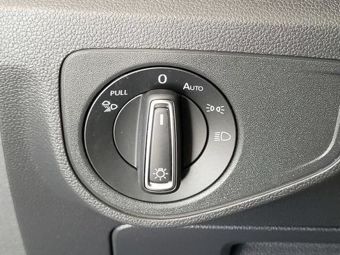 Used 2020 Volkswagen Atlas Cross Sport SE w/ Panoramic Sunroof Package FWD image 13