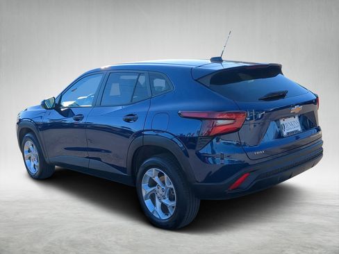 Used 2024 Chevrolet Trax LS w/ LS Convenience Package image 5