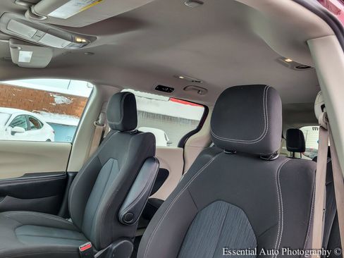 Used 2022 Chrysler Voyager LX image 12