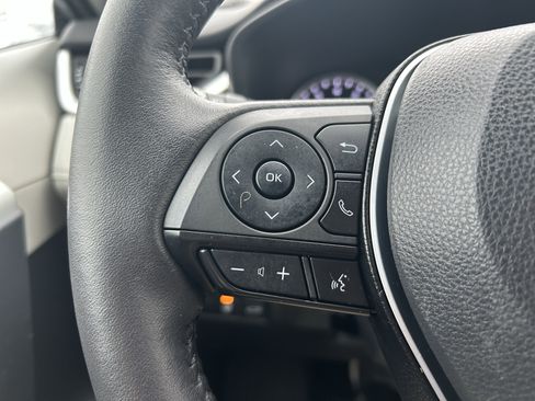 Used 2022 Toyota RAV4 XLE Premium image 18