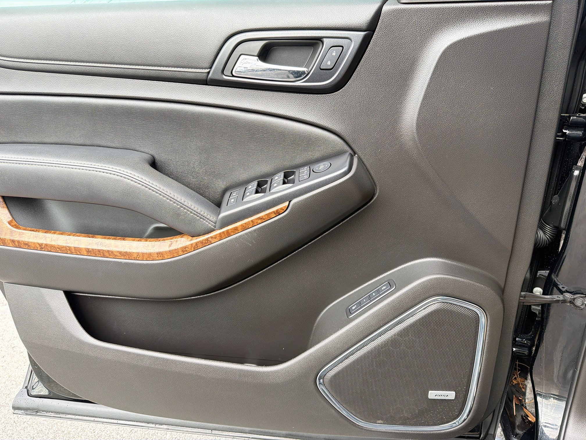Used 2015 Chevrolet Suburban LTZ RWD image 24