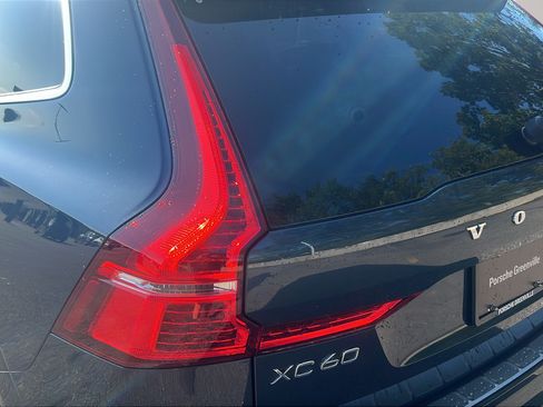 Used 2022 Volvo XC60 B6 Inscription AWD/4WD image 12