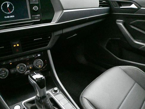 Used 2023 Volkswagen Jetta SE w/ Panoramic Sunroof Package image 4