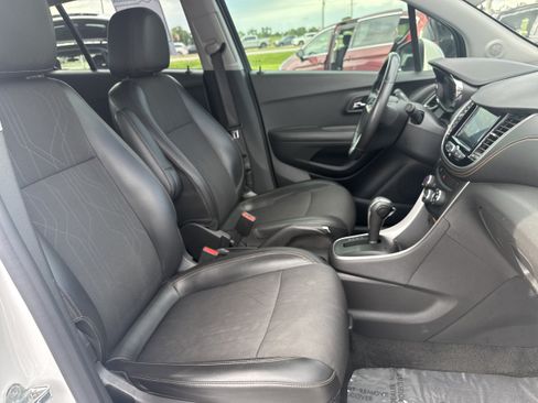 Used 2020 Chevrolet Trax LT w/ LT Convenience Package FWD image 13
