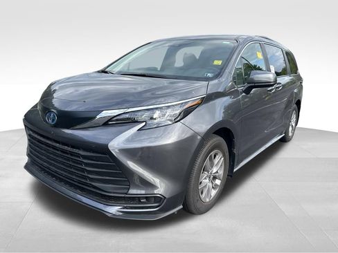 Used 2025 Toyota Sienna LE AWD/4WD image 1