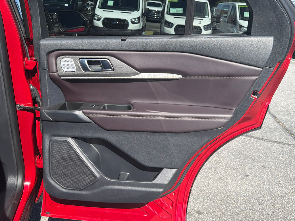 Used 2025 Ford Explorer Platinum RWD image 16