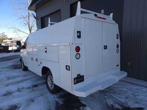 Used 2015 Chevrolet Express 3500 image 3