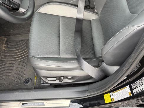 Used 2025 Toyota Prius XLE image 17