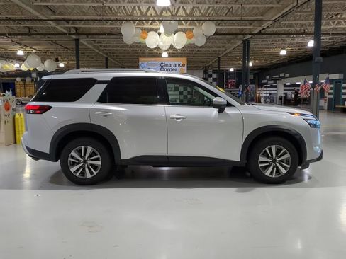 Used 2025 Nissan Pathfinder SL AWD/4WD image 4