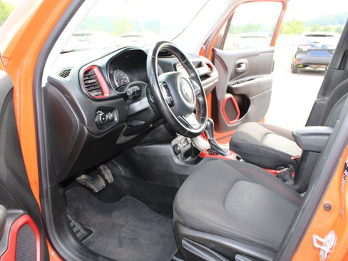 Used 2015 Jeep Renegade Trailhawk AWD/4WD image 18