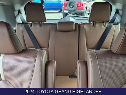 Used 2024 Toyota Grand Highlander AWD image 16