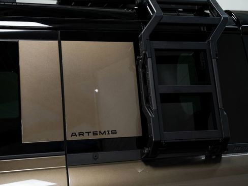 Used 2025 Land Rover Defender 110 X-Dynamic SE image 24