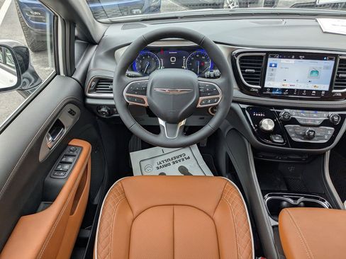 New 2026 Chrysler Pacifica Pinnacle image 17