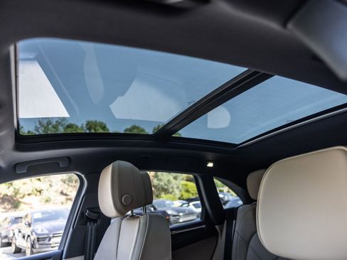 Certified 2025 Porsche Macan image 15