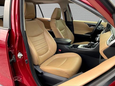 Used 2020 Toyota RAV4 XLE Premium FWD image 21