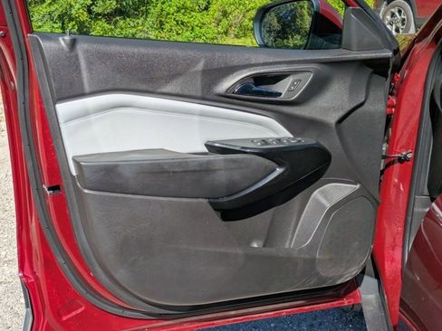 Used 2025 Chevrolet Trax LT w/ LT Convenience Package image 11