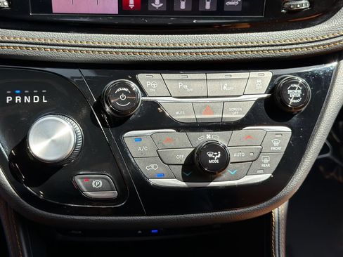 Used 2023 Chrysler Pacifica Pinnacle FWD image 31