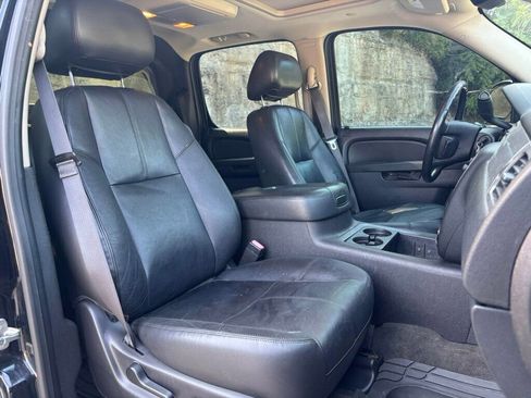 Used 2013 Chevrolet Avalanche LT image 12