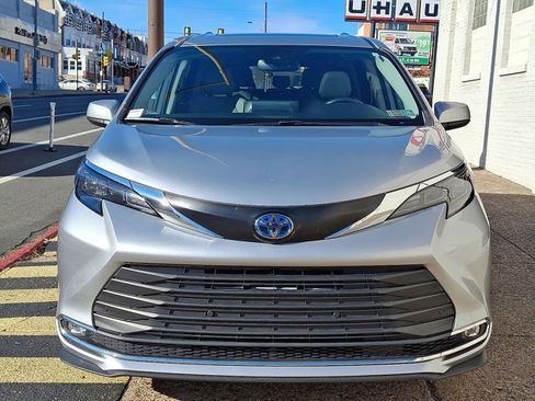 Used 2024 Toyota Sienna XLE image 2