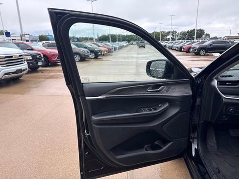 Used 2023 Jeep Grand Cherokee L Limited AWD/4WD image 9