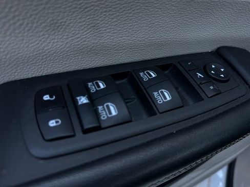 Used 2023 Chrysler Pacifica Limited image 14