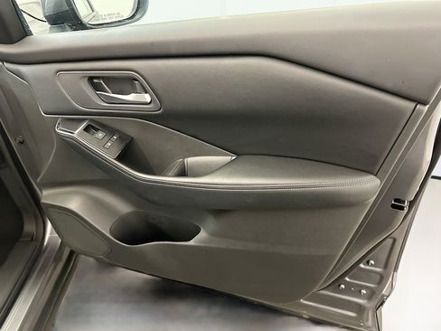 Used 2025 Nissan Rogue SV image 33