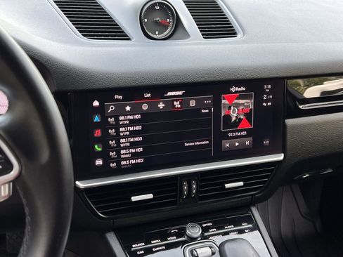 Used 2022 Porsche Cayenne image 16