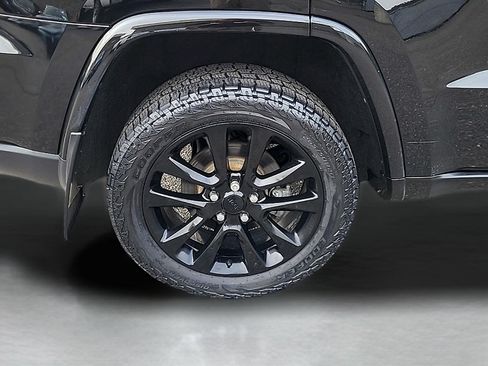 Used 2019 Jeep Grand Cherokee Altitude AWD/4WD image 9