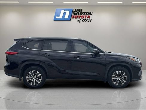 Used 2020 Toyota Highlander XLE AWD/4WD image 4