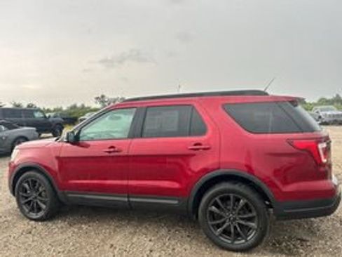 Used 2018 Ford Explorer XLT w/ Equipment Group 202A AWD/4WD image 8