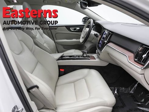 Used 2022 Volvo S60 B5 Momentum image 25