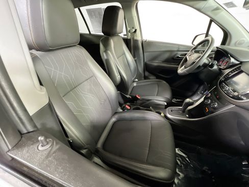 Used 2017 Chevrolet Trax LT w/ LT Convenience Package FWD image 25