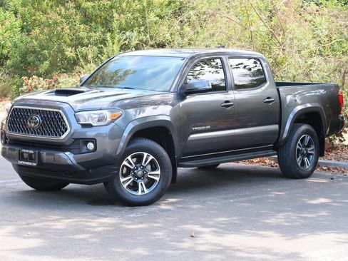 Used 2018 Toyota Tacoma TRD Sport RWD image 4