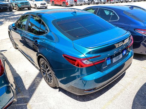 Used 2025 Toyota Camry XLE image 9