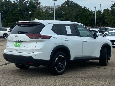 Used 2024 Nissan Rogue SV AWD/4WD image 3