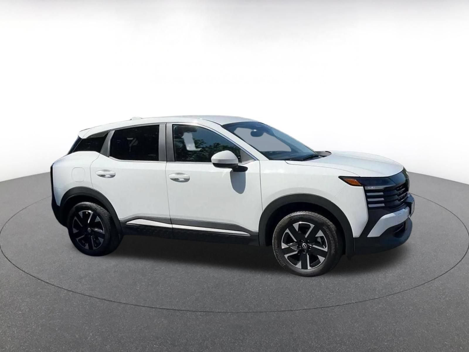 Used 2025 Nissan Kicks SV AWD/4WD image 2
