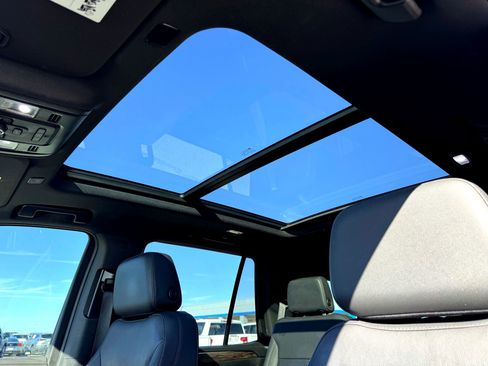 Used 2022 Chevrolet Tahoe Z71 w/ Luxury Package image 14