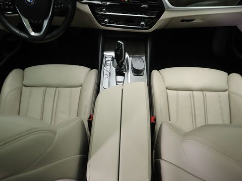 Certified 2023 BMW 530e w/ Premium Package image 17