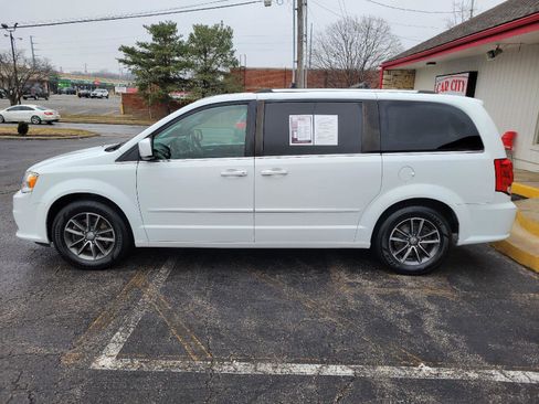 Used 2017 Dodge Grand Caravan SXT image 12