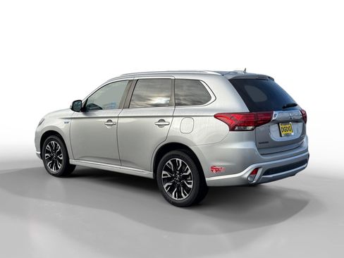 Used 2018 Mitsubishi Outlander SEL image 3